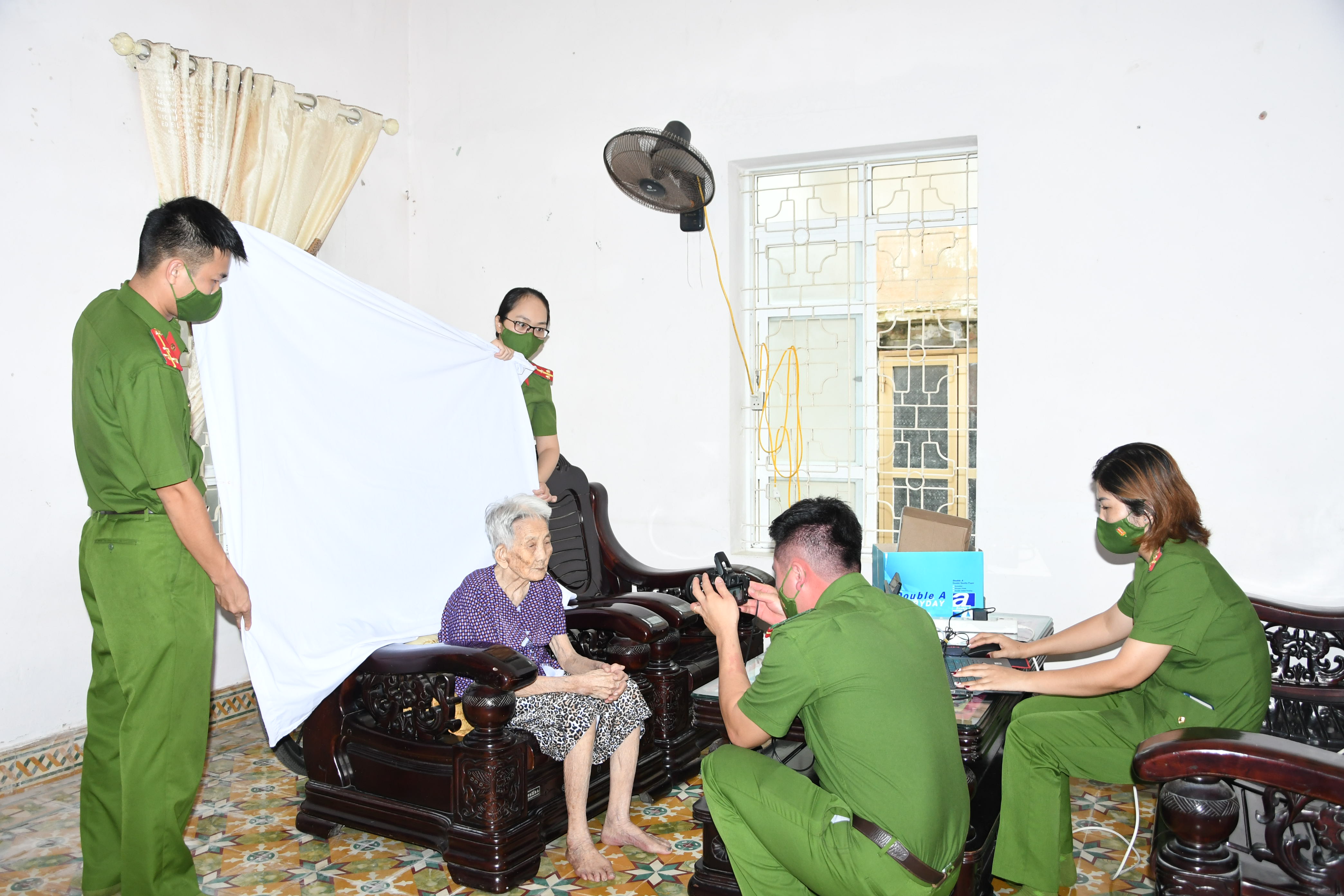 Công an quận Đồ Sơn: Cấp căn cước công dân gắn chíp tại nhà cho trên 30 người già yếu